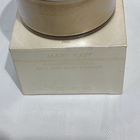 Mary Kay Shimmering GOLD FACE and Body Powder 1 oz New in Box - Picture 2 of 5